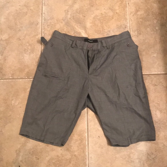 Gramercy plain front shorts Bermuda style - Picture 1 of 7